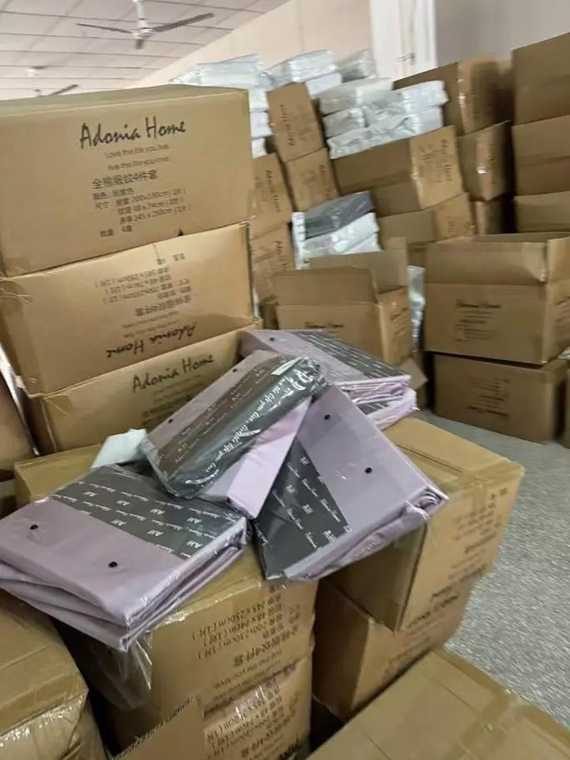 服装批发市场哪里拿货最便宜?面对琳琅满目的市场,如何挑选性价比高的货源成为了许多商家和卖家关心的问题。今天我们就来探讨一下这个问题,希望能为您的采购之路提供一些指导。